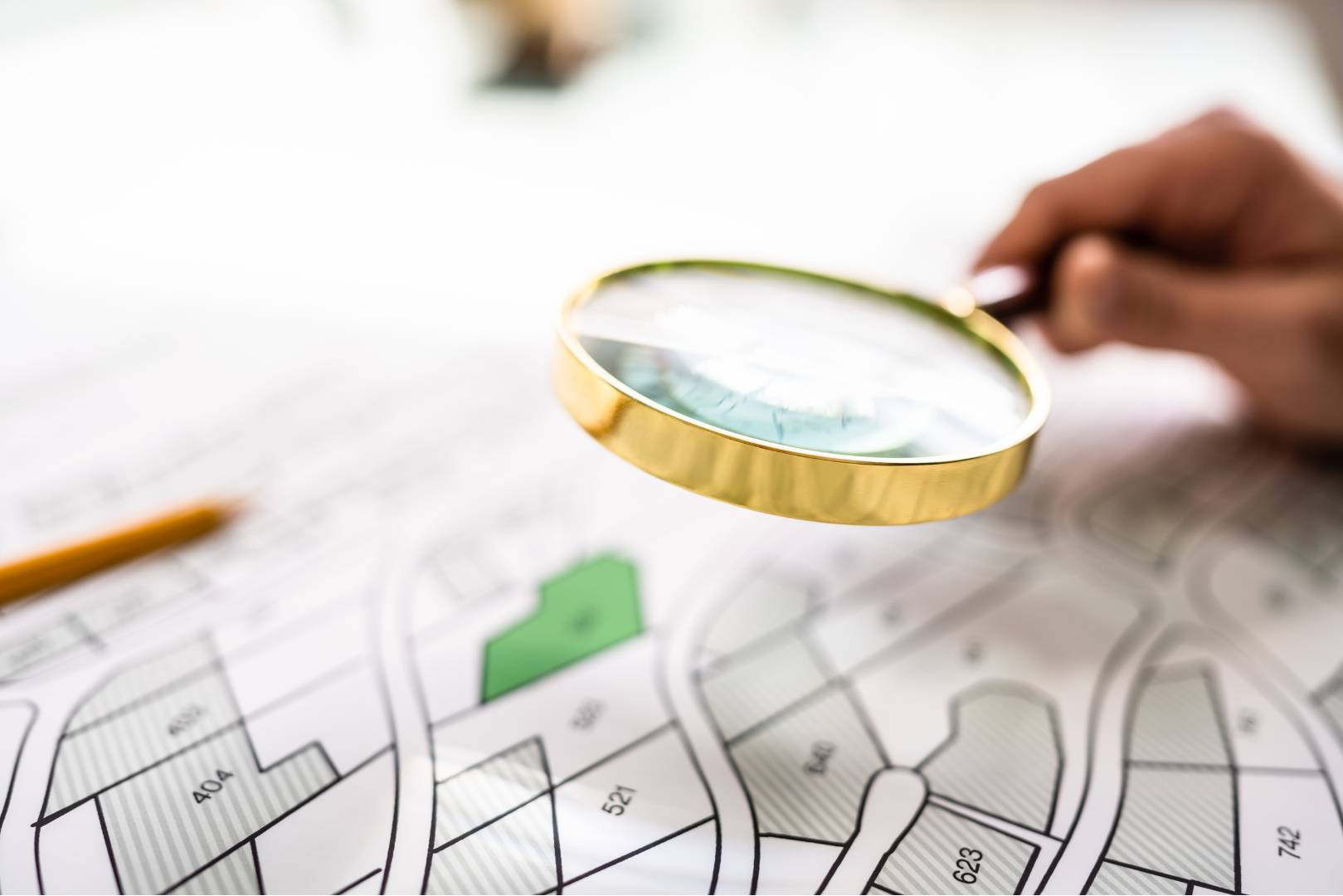 Loupe au-dessus d'un plan de terrain